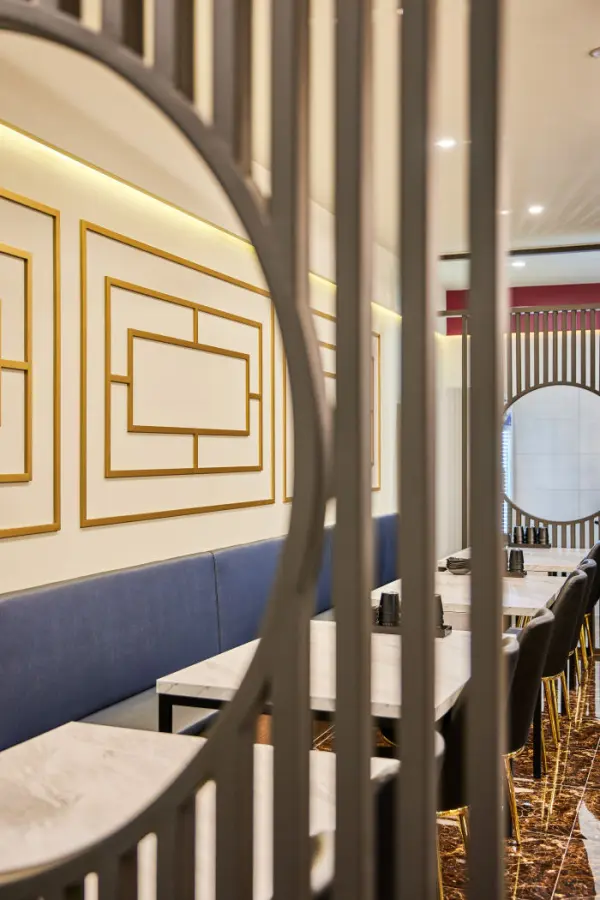 골드 몰딩과 원형 파티션이 어우러진 모던 차이니즈